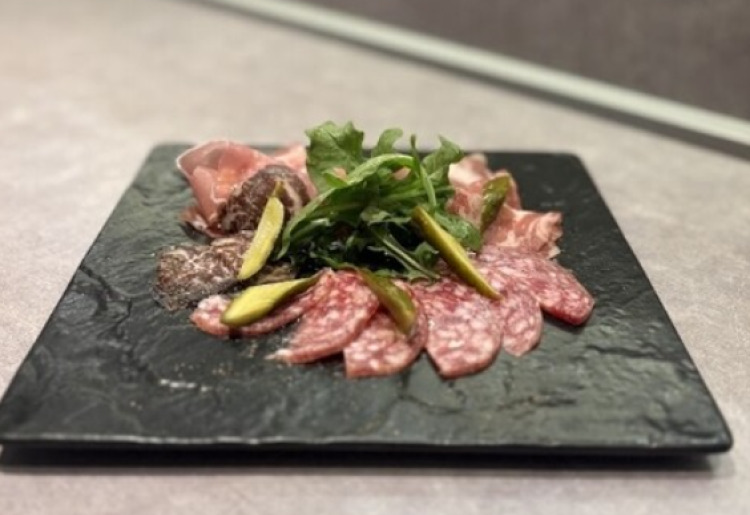 【Antipasto(冷前菜)】ハムの盛り合わせ(2名様分)