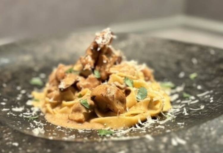 【Primo Piatto(パスタ.リゾット)】キノコと鶏のサルシッチャ　スパゲッティ(2名様分)
